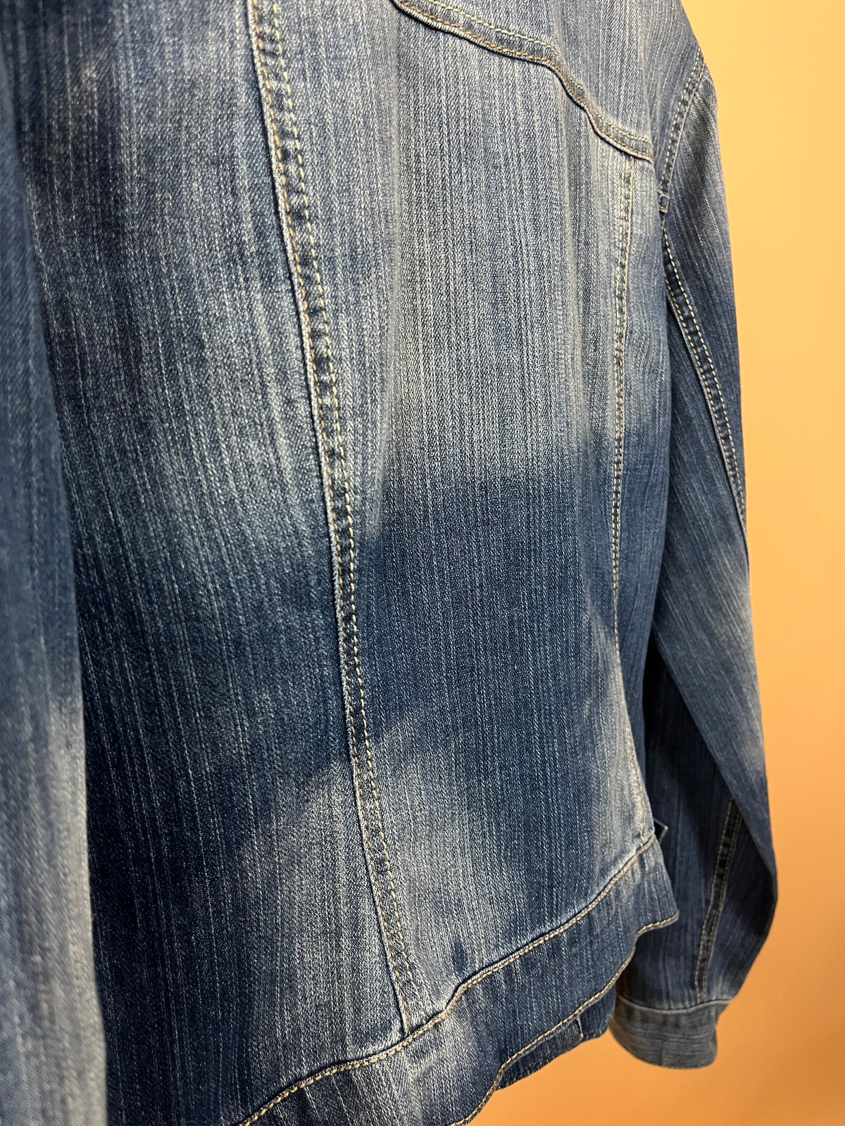 Y2K medium blue wash denim jacket with sharp point collar and flap pockets — Arkive Vintage