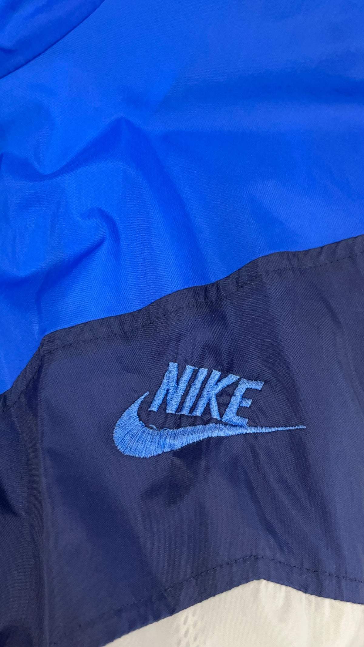 Vintage Nike blue and white windbreaker with front zip closure — Arkive Vintage