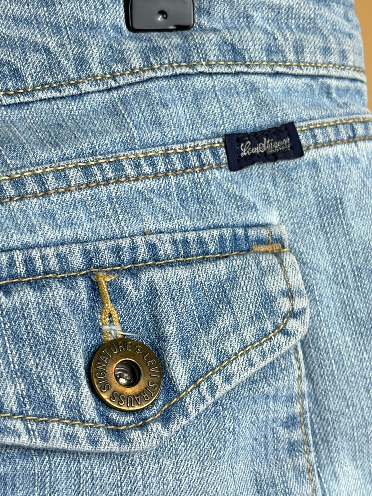 Y2K Levi's Light Wash Denim Shorts — Arkive Vintage